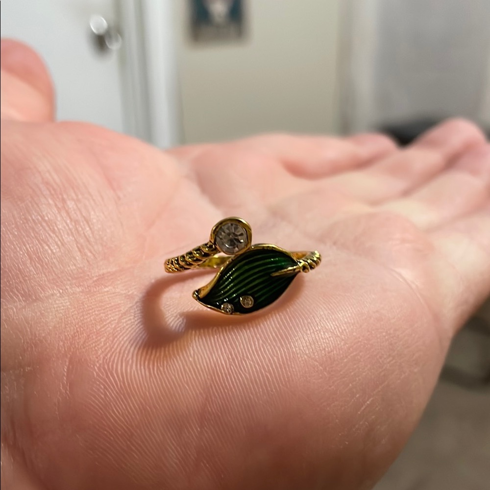 Elegant Gold and Green Leaf Ring